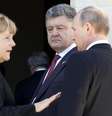 <p>A chanceler alemã, Angela Merkel, o presidente da Ucrânia, Petro Poroshenko, e o presidente russo, Vladimir Putin, conversam durante as cerimônias do 70° aniversário do Dia D, na França, em 6 de junho. O trio assistirá à partida entre Alemanha e Argentina neste domingo </p><p> </p>  Foto: REGIS DEVIGNAU / AFP