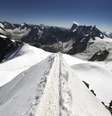 <p>O Mont-Blanc, localizado na França e na Itália, tem 4,8 mil metros de altitude, e é o pico mais alto da Europa Ocidental</p>  Foto: Denis Balibouse / Reuters