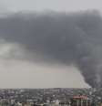 <p>Bombardeio israelense deixa o céu cheio de fumaça, na área industrial do leste de Gaza</p>  Foto: Ahmed Zakot / Reuters
