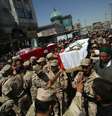 <p>Iraquianos carregam os caix&otilde;es de mortos em combates, na cidade mu&ccedil;ulmana predominantemente sunita de Samarra, durante o seu funeral,&nbsp;na cidade sagrada de Karbala, a 80 km ao sul de Bagd&aacute;, neste s&aacute;bado, 12 de julho</p>  Foto: MOHAMMED Sawaf / AFP
