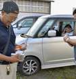 Moradores de Sendai ouvem pelo rádio as últimas informações sobre a chegada de um pequeno tsunami, que não causou danos significativos  Foto: Kyodo / Reuters