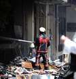 <p>Um bombeiro turco extingue um incêndio após uma explosão de gás ocorrida em um prédio, no distrito de Zeytinburnu, em Istambul, neste sábado, 12 de julho</p>  Foto: OZAN KOSE / AFP