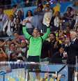 Goleiro alemão Manuel Neuer comemora o prêmio de Luva de Ouro  Foto: Patrik Stollarz / AFP