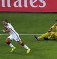 Aos 8min da prarrogação, Schweinsteiger puxou jogada pela esquerda e cruzou pelo alto para Götze, que matou a bola no peito e chutou de perna esquerda para vencer Romero, abrir o placar e decidir o título da Copa do Mundo  Foto: Fabrizio Bensch / Reuters
