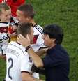 <p>Löw faz a festa com jogadores alemães no gramado do Maracanã</p>  Foto: Fabrizio Bensch / Reuters