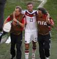 Kramer não se recupera da pancada na cabeça e deixa a partida para dar lugar a Schürrle  Foto: David Gray / Reuters