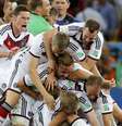 Alemães comemoram o tetracampeonato conquistado em cima da Argentina no Maracanã após a vitória por 1 a 0  Foto: Sergio Moraes / Reuters
