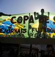 Antes da final da Copa do Mundo entre Argentina e Alemanha, manifestantes se reuniram próximo ao Estádio do Maracanã, palco da decisão, para protestar contra o Mundial  Foto: Mauro Pimentel / Terra