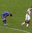 Messi vomita em campo durante a final da Copa do Mundo contra a Alemanha no Maracanã  Foto: Themba Hadebe / Reuters
