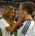 Götze abraça a namorada Ann-Kathrin Brommel após a conquista do tetracampeonato mundial no Brasil  Foto: Darren Staples / Reuters