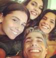 <p>Atriz fez selfie com parceiros de cena</p>  Foto: Instagram / @gioanto / Reprodução