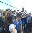 A cantora Shakira deixou o hotel em que está hospedada no Rio de Janeiro para ir ao Maracanã para a final da Copa do Mundo neste domingo (13). Antes de entrar no carro, Shakira fez a alegria dos seus fãs e tirou selfies com alguns sortudos que aguardavam no local.   Foto: Gabriel Reis / AgNews