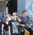 Ao deixar o hotel Pestana, na Zona Zul do Rio de Janeiro, neste domingo (13), Claudia Leitte recebeu e tirou foto com seus fãs que aguardavam em frente ao edifício para ver a artista. Uma das principais atrações da abertura da Copa do Mundo, a artista distribuiu autógrafos e carinho aos seus admiradores.  Foto: Alex Palarea  / AgNews