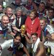 <p>Alemães comemoram conquista da Copa do Mundo com a chanceler Angela Merkel e o presidente Joachim Gauck</p>  Foto: Twitter / Reprodução