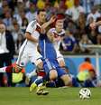 Mascherano rouba a bola de Klose em partida entre Argentina e Alemanha no Maracanã  Foto: Ricardo Matsukawa / Terra
