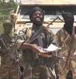 <p>Trecho do vídeo, obtido em 13 de julho, divulgado pelo grupo extremista islâmico nigeriano Boko Haram, mostra o líder do grupo, Abubakar Shekau (ao centro) manifestando apoio ao sunita Estado Islâmico (EI), do Iraque</p>  Foto: AFP