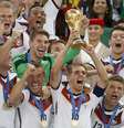 <p>Seleção da Alemanha recebendo a taça da Copa do Mundo, no Maracanã</p>  Foto: Ricardo Matsukawa / Terra