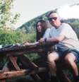 <p>Claudia Tienan e Tommy Ramone</p>  Foto: Claudia Tienan/Facebook / Reprodução
