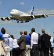 <p>Airbus A380 pousa sob os olhos de espectadores em Farnborough</p>  Foto: AFP