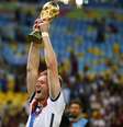 <p>Alemão Andre Schuerrle ergue o troféu da Copa do Mundo no Maracanã</p>  Foto: Michael Dalder / Reuters