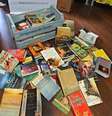 Os livros compartilhados abrangem os mais diversos gêneros literários. Desde infanto-juvenil até adulto, passando por romances, policiais, históricos, ficção, autoajuda, biografias e publicações sobre viagens, artesanato e culinária  Foto: Freguesia do Livro / Divulgação