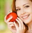 Com extrato concentrado, sais minerais, ácidos orgânicos e vitaminas, peeling de maçã vermelha renova, hidrata e nutre a cútis de forma indolor   Foto: BestPhotoStudio / Shutterstock