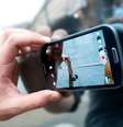 <p>Goo.ey é uma capa para smartphone e tablet que "gruda" em superfícies, desde muros a espelhos</p>  Foto: Divulgação