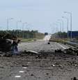 <p>Veículo blindado destruído na estrada do aeroporto, no sul de Lugansk. O Ministério da Defesa disse, nesta segunda-feira, que jatos da Ucrânia realizaram cinco ataques aéreos contra posições separatistas perto de Lugansk</p>  Foto: Dominique Faget / AFP