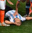 <p>Mascherano durante atendimento médico ainda em campo em partida da semi-final da Copa do Mundo entre Argentina e Holanda</p>  Foto: Gabriel Bouys / AFP