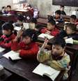 <p>Os professores não podem pedir ou receber presentes, dinheiro e outros objetos de valor de alunos e pais</p>  Foto: China Photos / Getty Images 