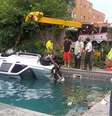 <p>Resgatada, a motorista afirmou que o freio do jipe não estava funcionando e lamentou o ocorrido</p>  Foto: Daily Mail / Reprodução