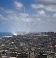 Foto mostra foguetes lançados de Gaza durante o breve cessar-fogo desta terça  Foto: AFP