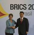 <p>Presidente Dilma Rousseff cumprimenta o presidente chinês Xi Jinping antes de cúpula dos Brics</p>  Foto: Nacho Doce / Reuters