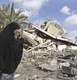 <p>Palestina passa por destroços de casa destruída por ataque israelense em Gaza, em 15 de julho</p>  Foto: Ahmed Zakot / Reuters