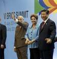 <p>Presidente da R&uacute;ssia, Vladimir Putin (da esquerda para a direita), premi&ecirc; da &Iacute;ndia, Narendra Modi, presidente Dilma Rousseff e presidentes Xi Jinping (China) e Jacob Zuma (&Aacute;frica do Sul) durante c&uacute;pula do Brics em Fortaleza&nbsp;</p>  Foto: Paulo Whitaker / Reuters