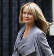 <p>Secret&aacute;ria&nbsp;de Estado do Trabalho, Esther McVey permaneceu na pasta, mas&nbsp;agora vai sentar-se no gabinete, como parte da&nbsp;maior reforma ministerial j&aacute; realizada pelo&nbsp;premi&ecirc; brit&acirc;nico David Cameron</p>  Foto:  Suzanne Plunkett  / Reuters