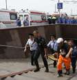 <p>Equipes de resgate socorrem uma vítima que ficou ferida no acidente</p>  Foto: Sergei Karpukhin / Reuters