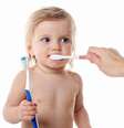 Tornar a escovação um momento de diversão e interação entre pais e filhos é a chave para o sucesso da aprendizagem  Foto: Shutterstock