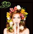 Sophia aposta em fios soltos com flores  Foto: @sophiaabrahao/Reprodução/Instagram