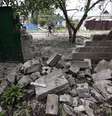 <p>Um morador passa no local do recente bombardeio na cidade de Krasnohorivka, perto de Donetsk, no leste da Ucrânia, em 15 de julho</p>  Foto: Maxim Zmeyev / Reuters