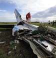 <p>Pessoas sobem e tiram foto em meio aos destroços de um AN-26, avião de transporte militar ucraniano, que foi derrubado por um míssil, na aldeia de Davydo-Mykilske, leste de Lugansk, perto da fronteira russa, na última segunda-feira, 14 de julho</p>  Foto: Dominique Faget / AFP