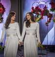 Clara e Marina se casam com vestidos iguais, feitos por Guto Carvalho Neto em conjunto com a equipe de figurino da novela  Foto: Paulo Belote/TV Globo / Divulgação