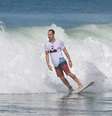 Paulinho Vilhena surfa na praia do Recreio dos Bandeirantes, no Rio de Janeiro  Foto: Dilson Silva / AgNews
