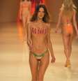 Alessandra Ambrósio desfila para a grife na edição verão 2005 do SPFW  Foto: FFW