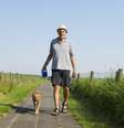 <p>Além de se movimentar, cachorro também ajuda idosos a terem mais vida social </p>  Foto: Getty Images 