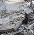 A aviação israelense bombardeou durante toda a noite desta terça-feira as casas de diversos líderes e responsáveis do movimento islamita Hamas e do grupo Jihad Islâmica  Foto: Adel Hana / AP