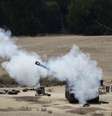 <p>Uma unidade de artilharia móvel israelense dispara em direção à Faixa de Gaza, em 16 de julho</p>  Foto: Baz Ratner / Reuters