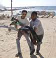 <p>Palestinos carregam o corpo de uma&nbsp;crian&ccedil;a morta por um ataque israelense em Gaza, em 16 de julho</p>  Foto: Mohammed Talatene  / Reuters
