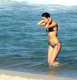 A atriz Sophie Charlotte foi vista na praia do Leblon, no Rio de Janeiro, nesta quarta-feira (16) enquanto tomava sol e se refrescava no mar  Foto: J. Humberto / AgNews