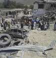 <p>Pessoas se aglomeram ao redor do local em que um carro-bomba explodiu, na província de Paktika</p>  Foto:  Stringer / Reuters